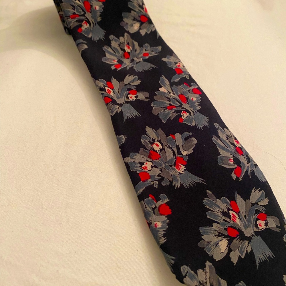 Stylish Black and Red Floral Tie - Picture 3 of 6
